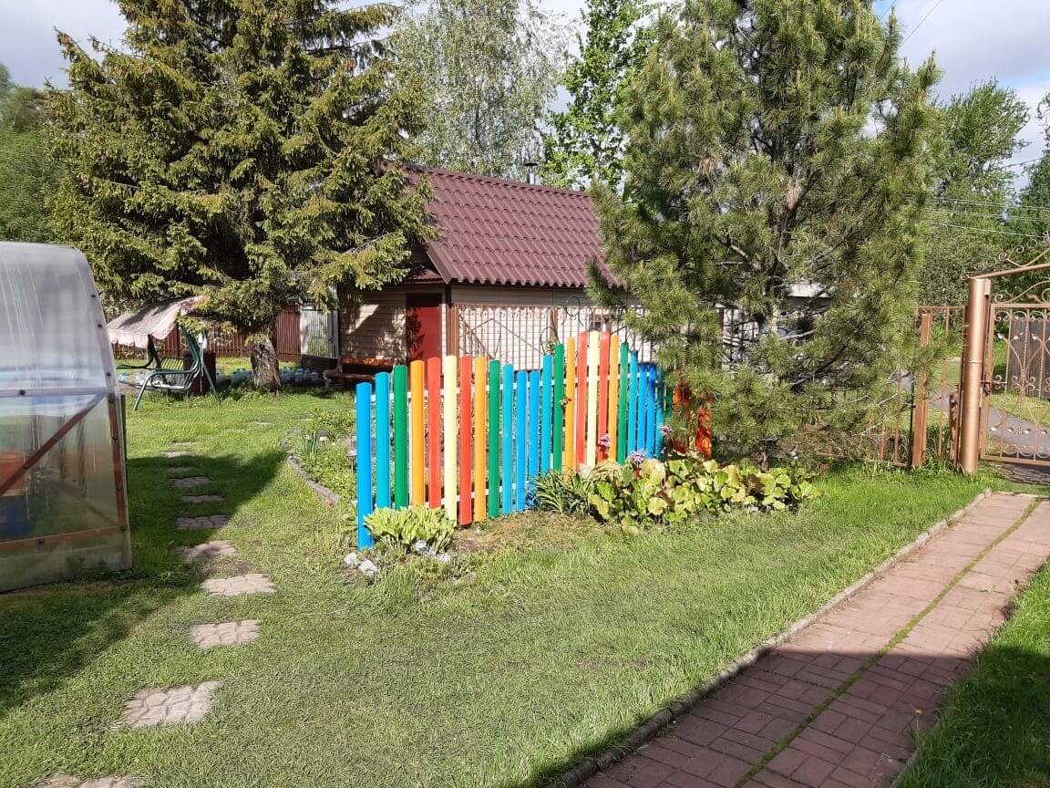 забор из разноцветного штакетника односторонний фото2 в Твери