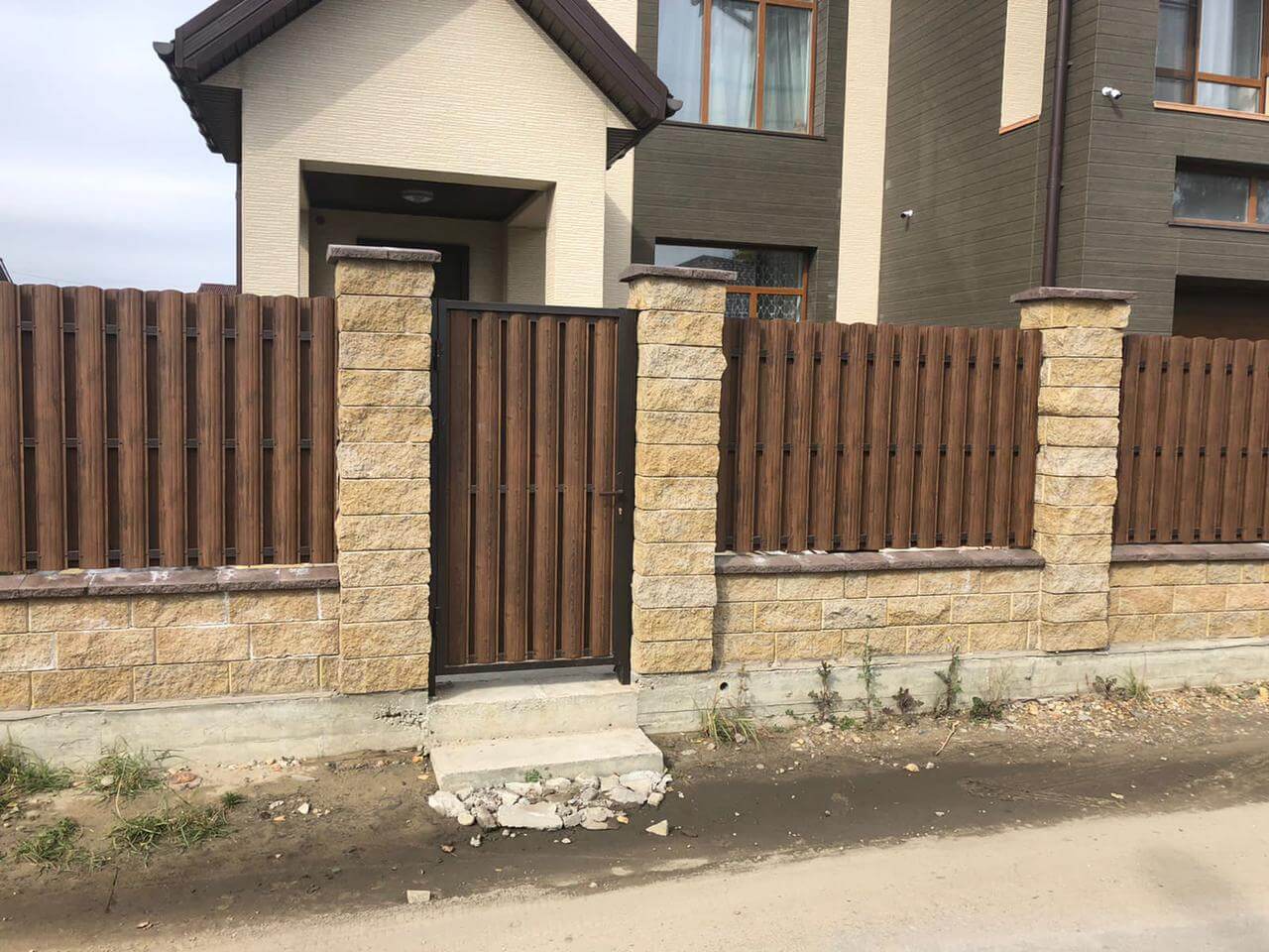 забор из штакетника каштан двухсторонний фото2 в Твери