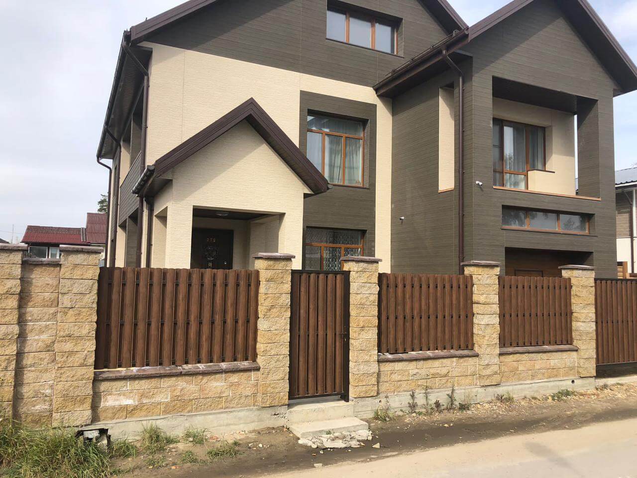 забор из штакетника каштан двухсторонний фото1 в Твери