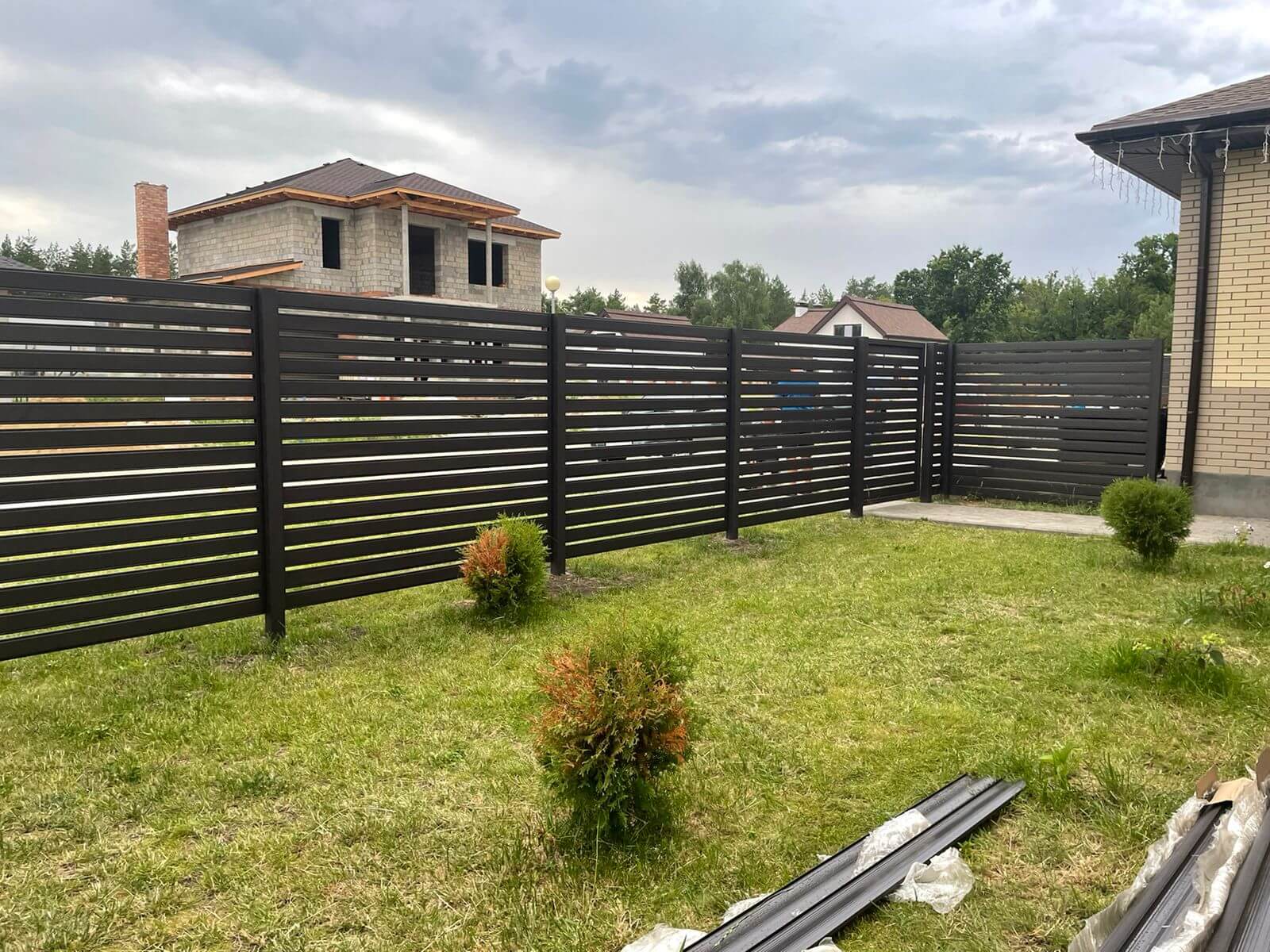 Забор из металлического планкена RAL8019 МАТТЕ фото2 в Твери