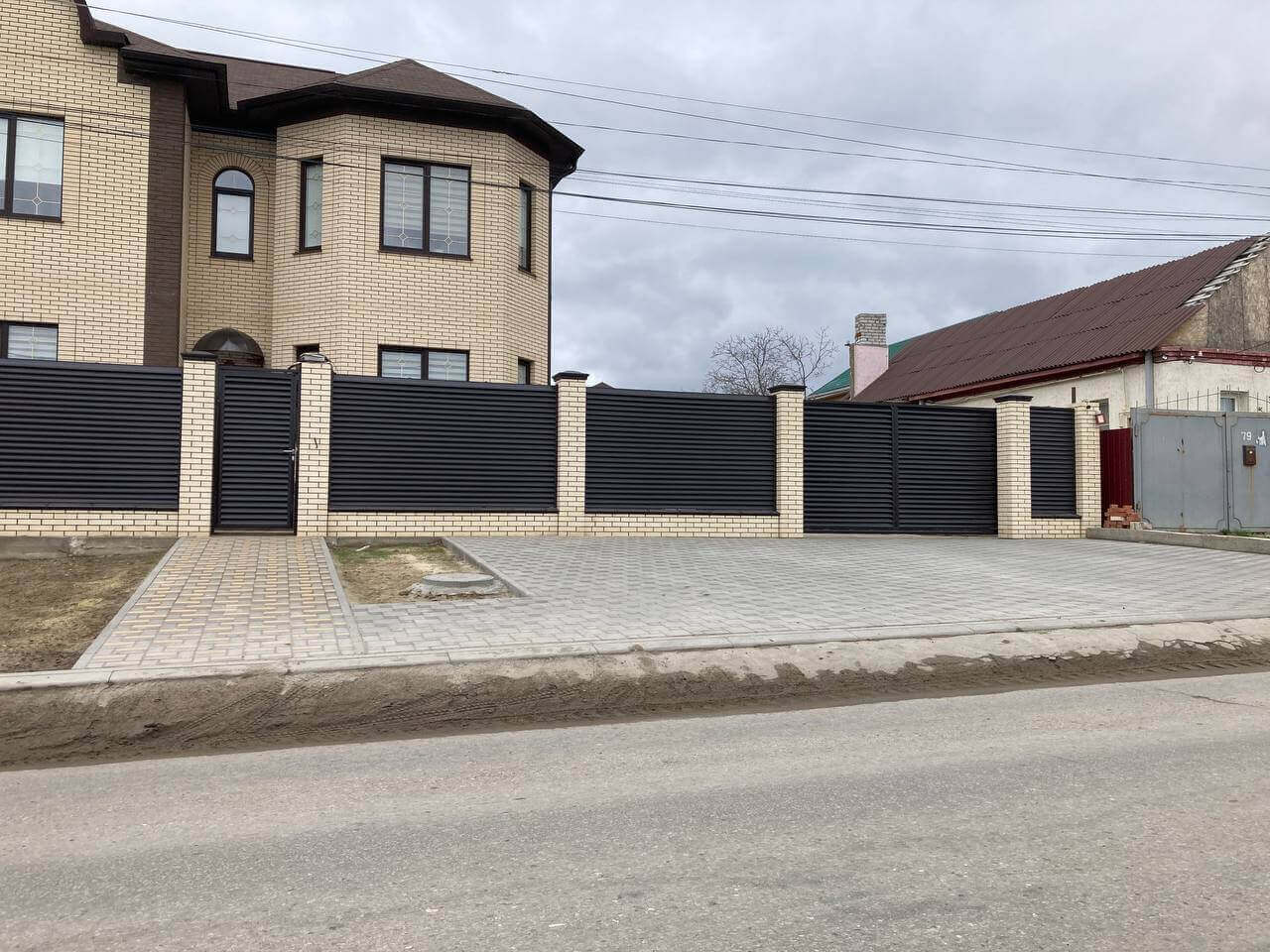 Забор с ламелями Еврожалюзи RAL8019/8019 темный Шоколад МАТТЕ фото3 в Твери