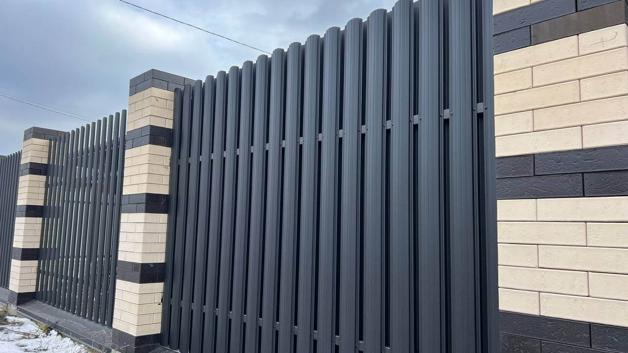 Забор из металлического штакетника RAL9005 Черный МАТТЕ фото 4 в Твери