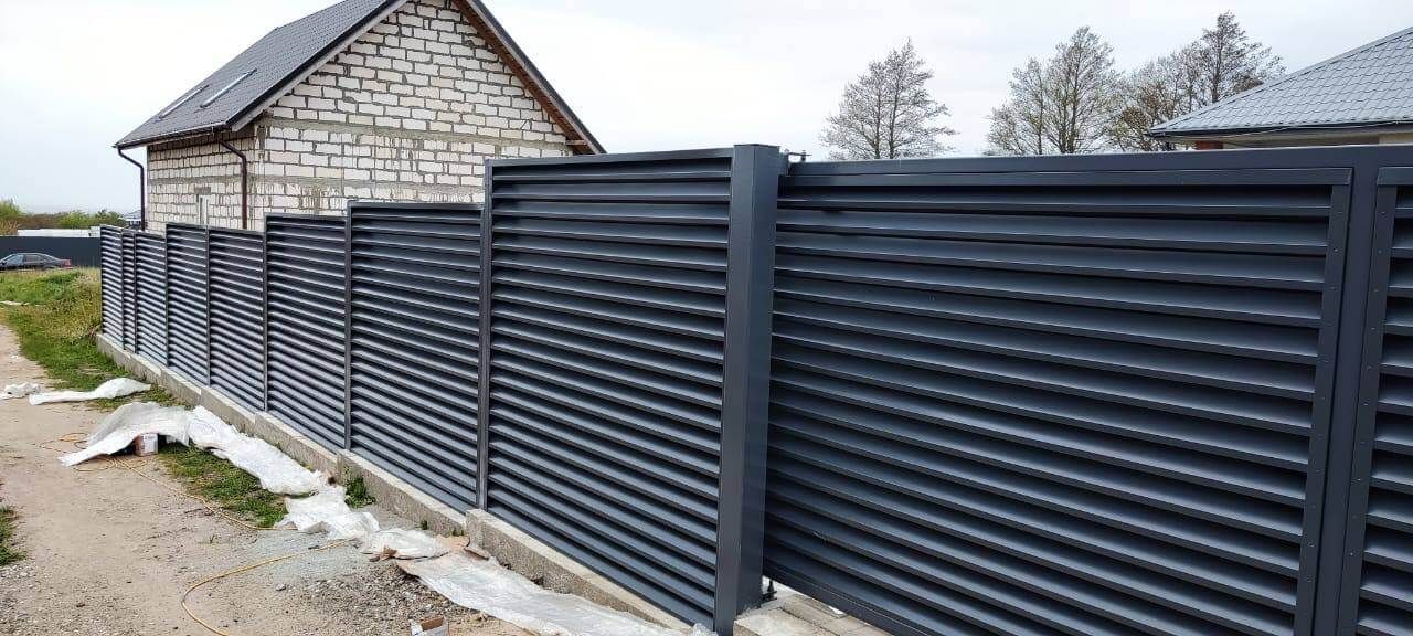 Забор-жалюзи из ламелей ЭКО-Z 24м RAL7024 Серый Графит в Твери