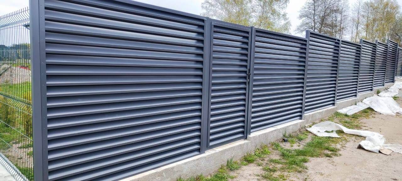 Забор-жалюзи из ламелей ЭКО-Z 24м RAL7024 Серый Графит фото 2 в Твери