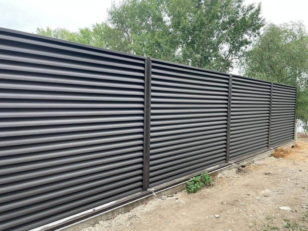 Забор-жалюзи с ламелями еврожалюзи 29м RAL8019/8019 Темный Шоколад МАТТЕ двухсторонний фото 2 в Твери