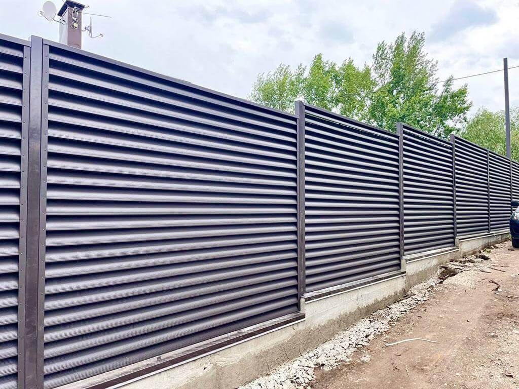 Забор-жалюзи с ламелями еврожалюзи 29м RAL8019/8019 Темный Шоколад МАТТЕ двухсторонний в Твери