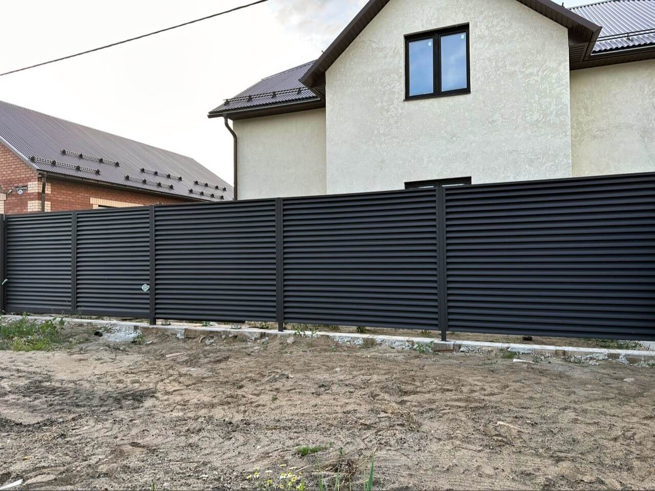 Забор с ламелями еврожалюзи 18м RAL8019/8019 Темный Шоколад МАТТЕ двусторонний фото 1 в Твери