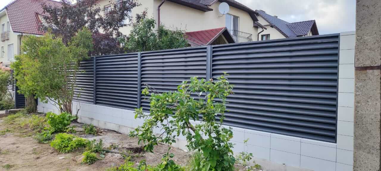 Забор-жалюзи из ламелей ЭКО-Z 17м RAL7024 Серый Графит фото 6 в Твери