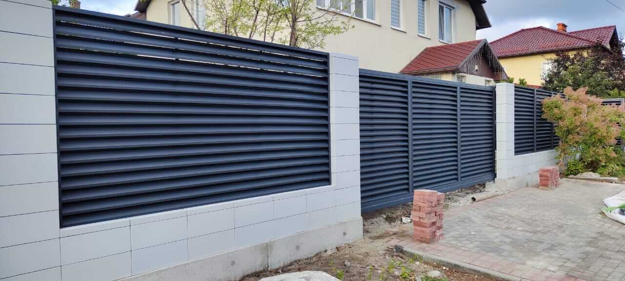 Забор-жалюзи из ламелей ЭКО-Z 17м RAL7024 Серый Графит фото 2 в Твери