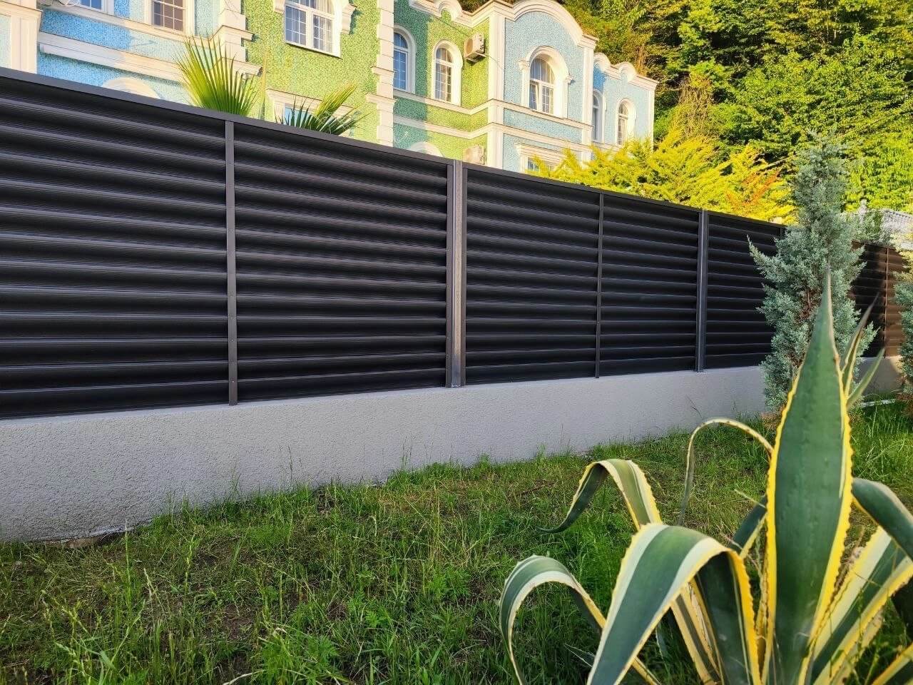 Забор-жалюзи из ламелей еврожалюзи 24м RAL7024 Серый Графит фото 5 в Твери