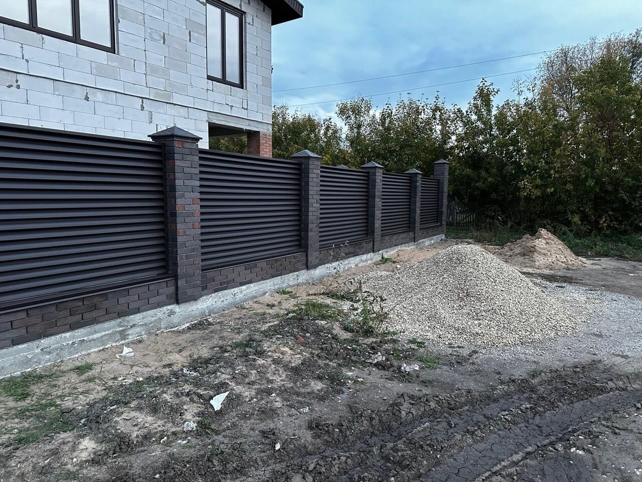 Забор из ламелей Еврожалюзи 38м RAL8019/8019 Темный Шоколад двусторонний MATTE фото 4 в Твери