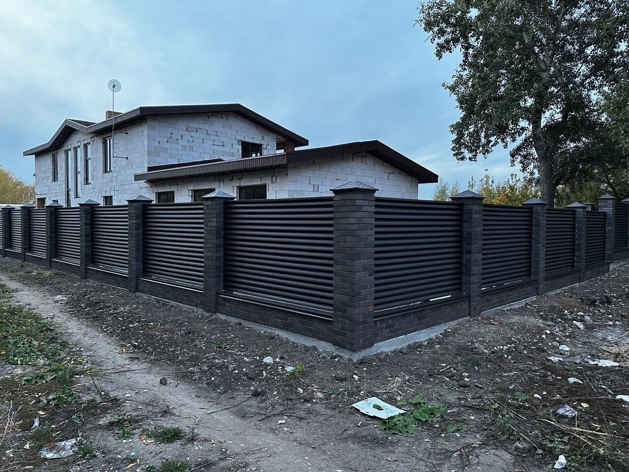 Забор из ламелей Еврожалюзи 38м RAL8019/8019 Темный Шоколад двусторонний MATTE фото 2 в Твери
