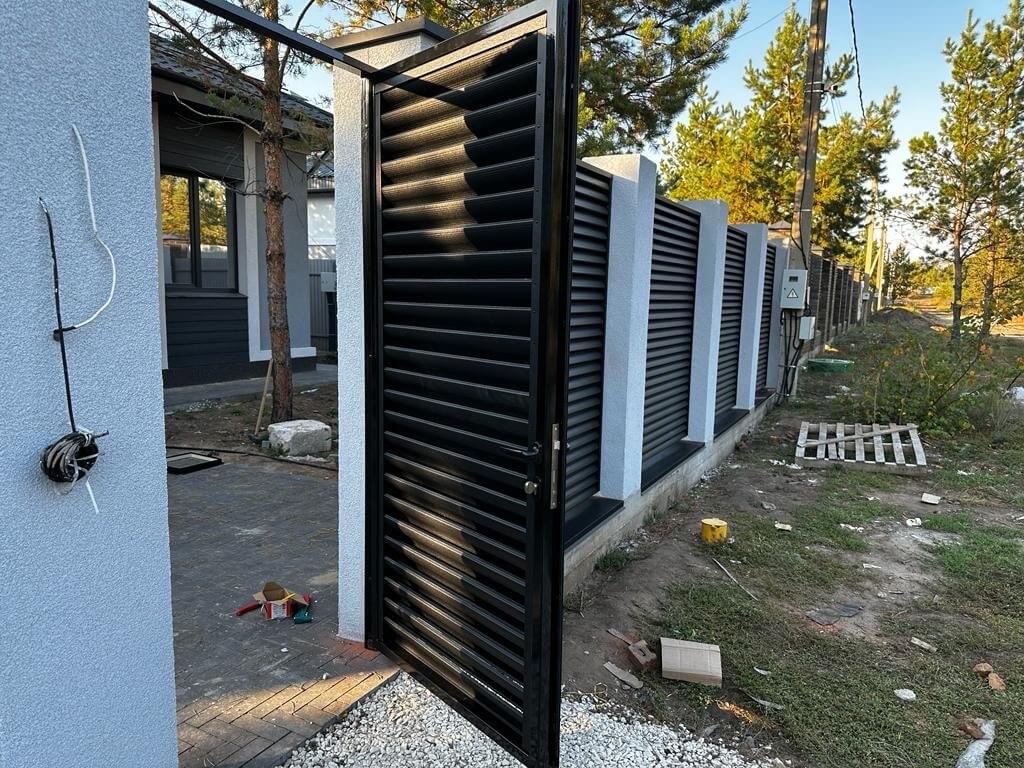Забор-жалюзи 18м RAL9005/9005 Черный двухсторонний МАТТЕ фото 6 в Твери