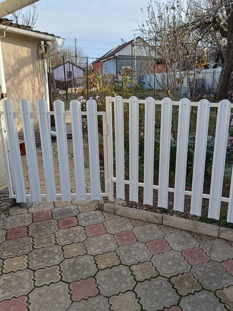 Заборчик из евроштакетника высотой 1м. RAL9003/9003 Белый двусторонний в Твери