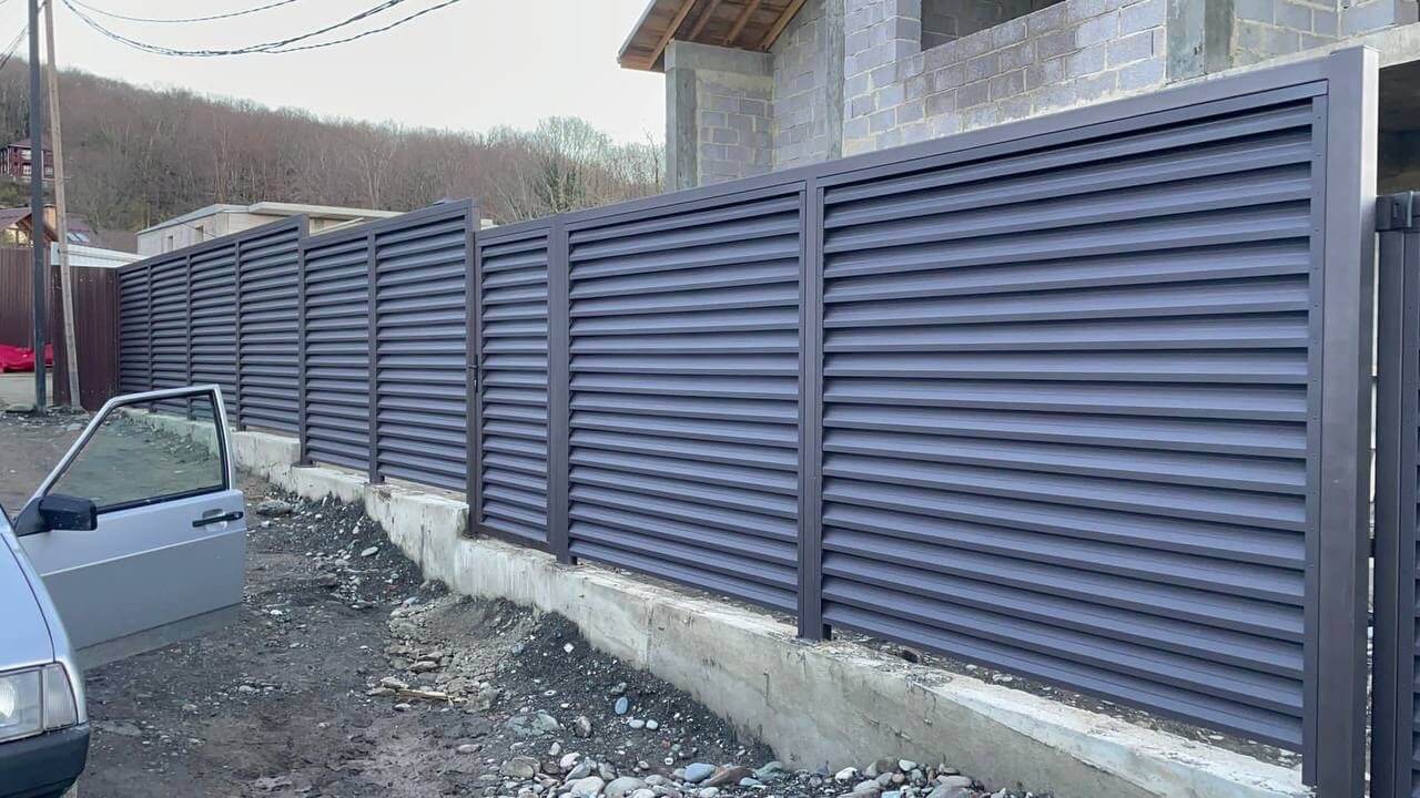 Забор-жалюзи из ламелей ЭКО-Z 54м RAL8019/8019 Темный Шоколад двусторонний в Твери