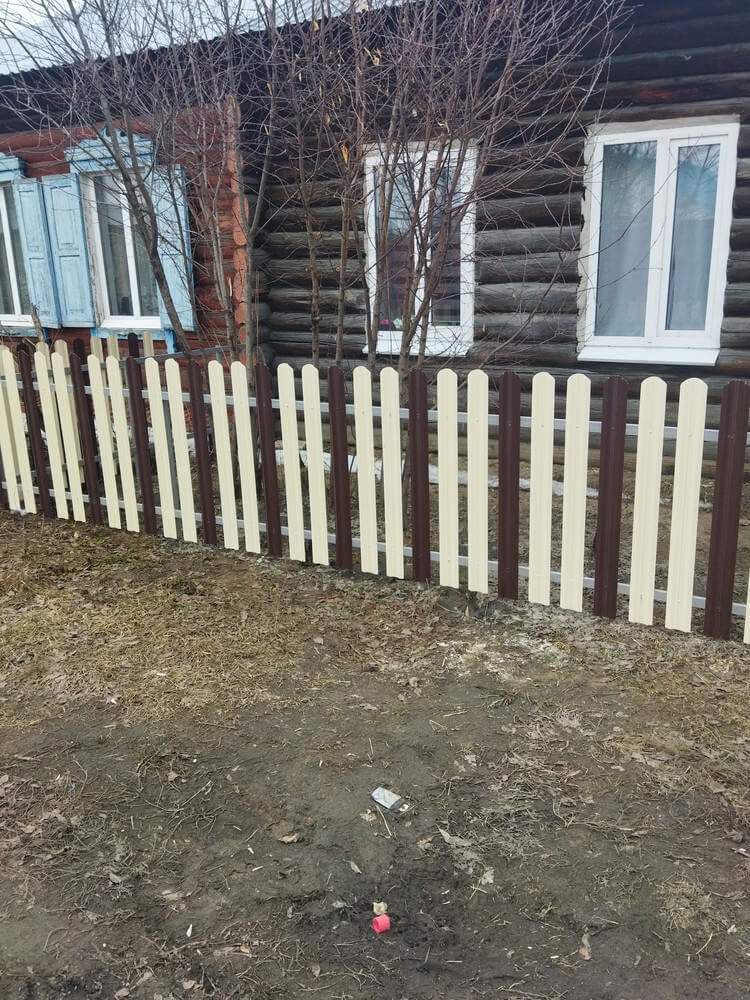 Забор из штакетника ЭКО-М 12м RAL1015/1015 Слоновая Кость двусторонний, RAL8017/8017 Шоколад двусторонний в Твери