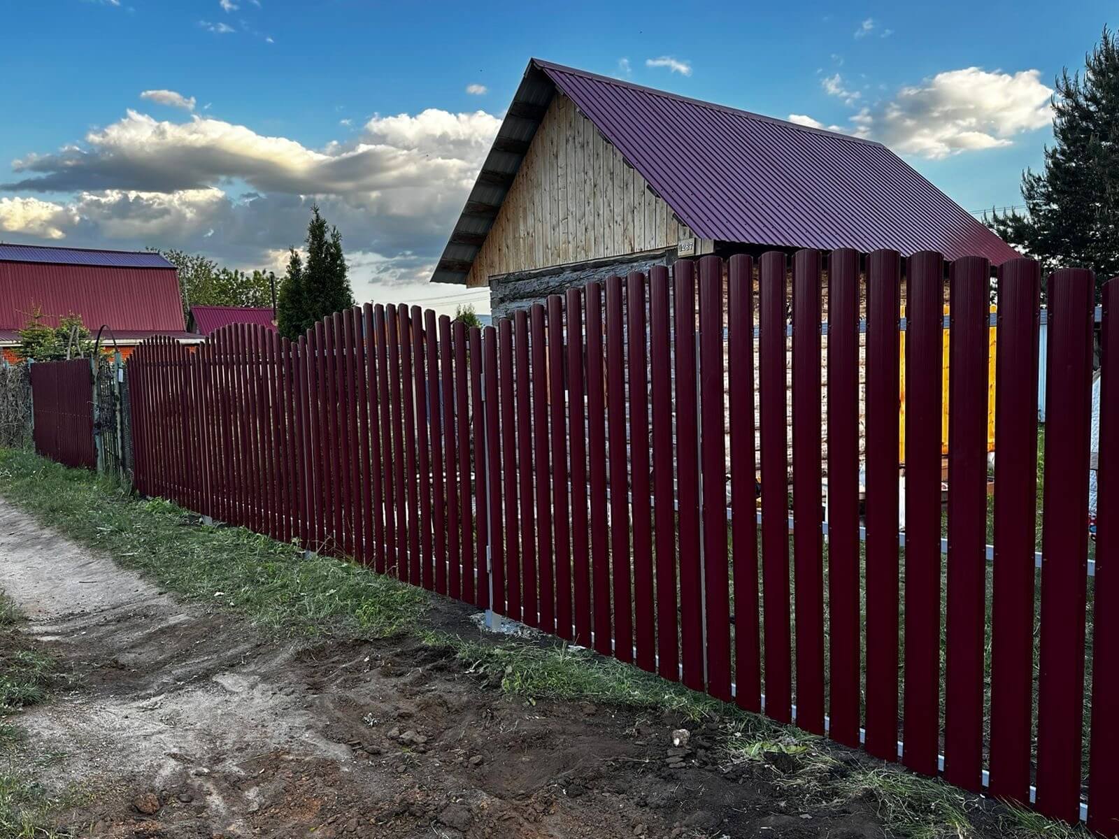 Забор из евроштакетника 28м RAL3005 Красное Вино фото 4 в Твери