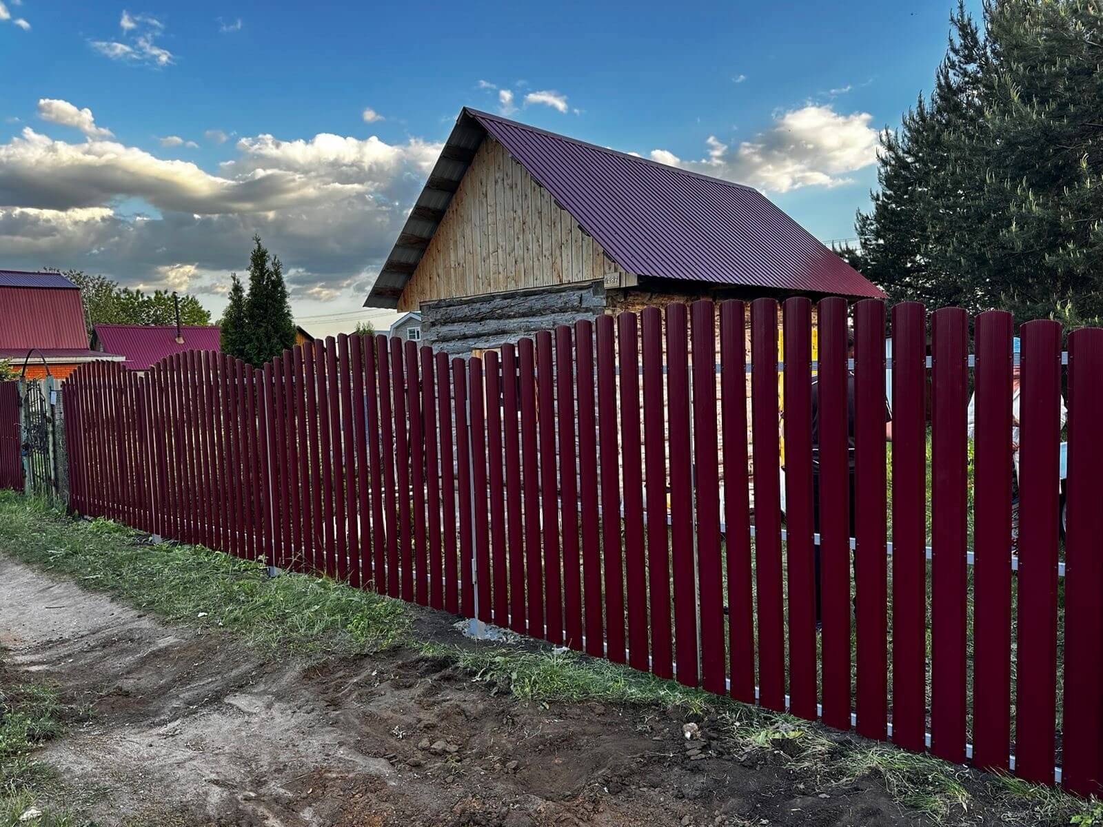 Забор из евроштакетника 28м RAL3005 Красное Вино фото 2 в Твери
