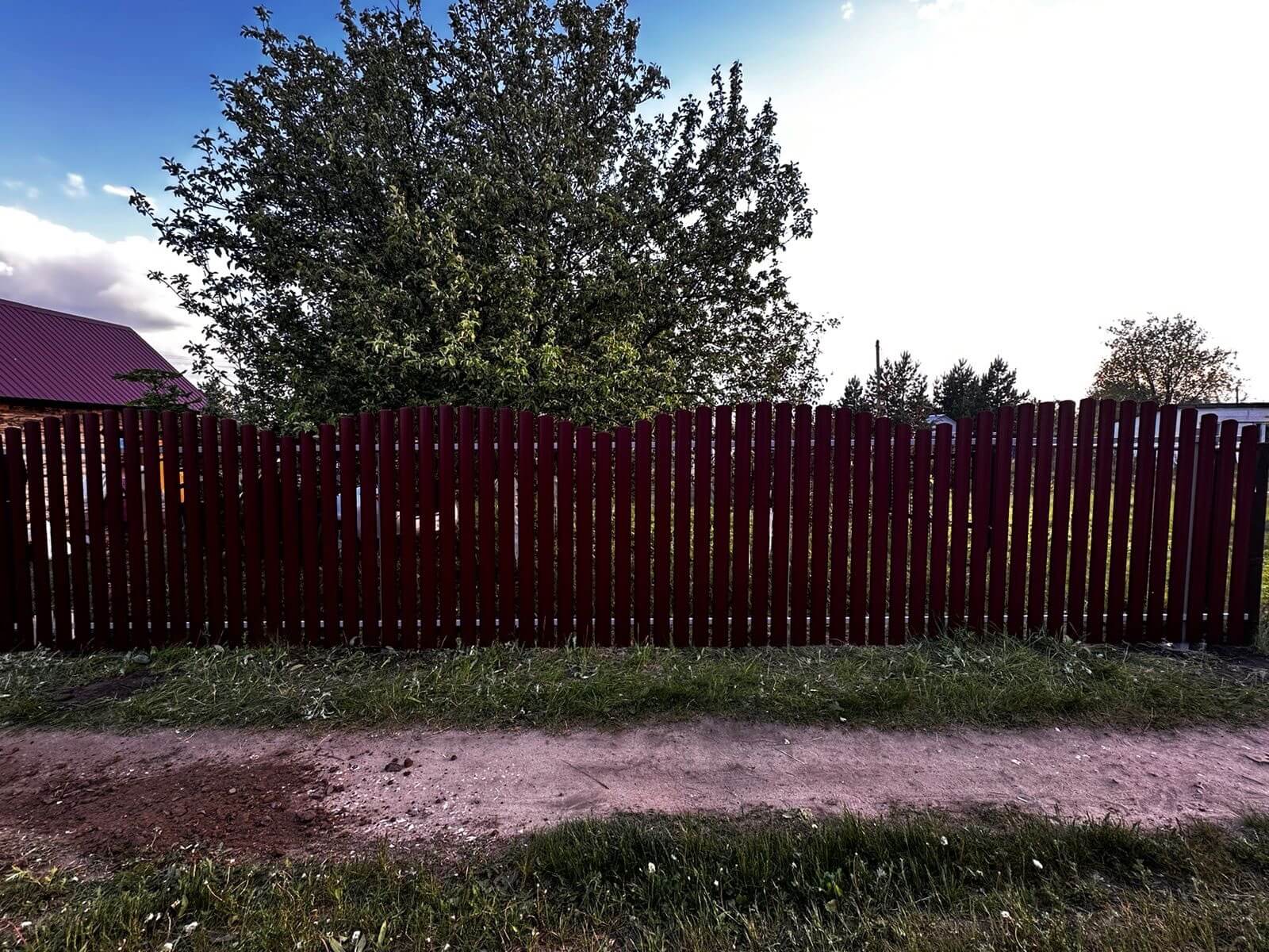 Забор из евроштакетника 28м RAL3005 Красное Вино фото 1 в Твери