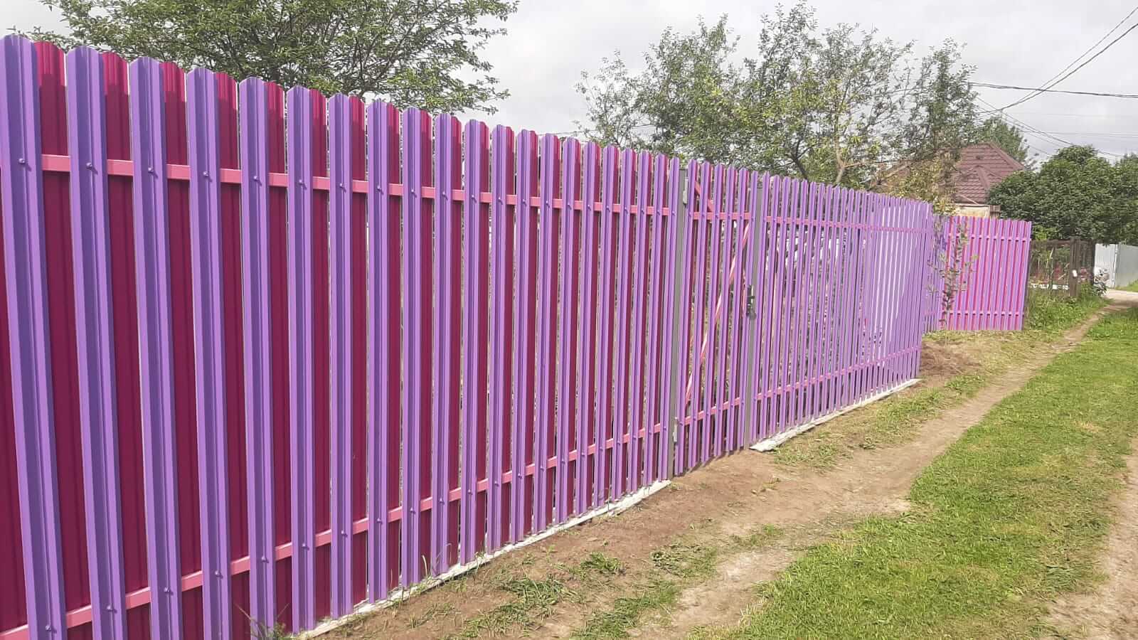 Двухцветный забор из евроштакетника 44м RAL4005 Сиреневый, RAL4006 Пурпурный фото 3 в Твери