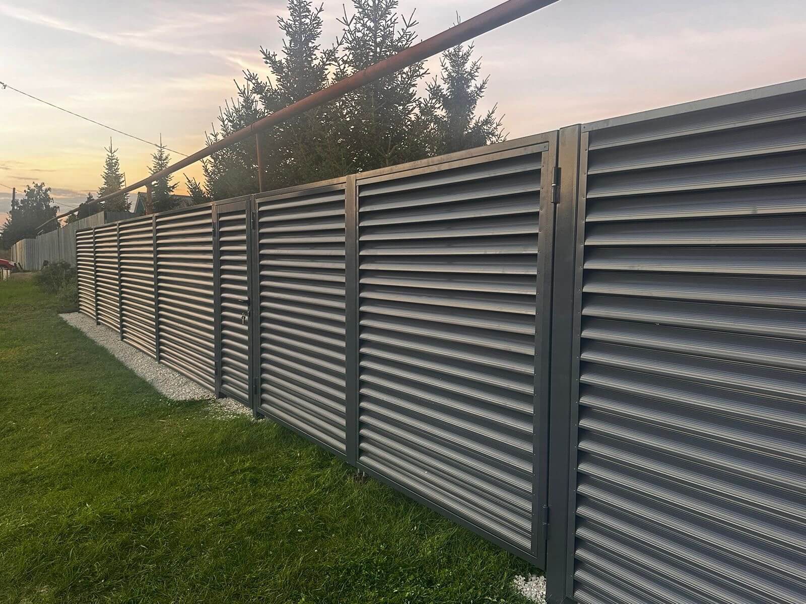 Забор из ламелей Еврожалюзи 26м RAL7024/7024 Серый Графит двусторонний в Твери