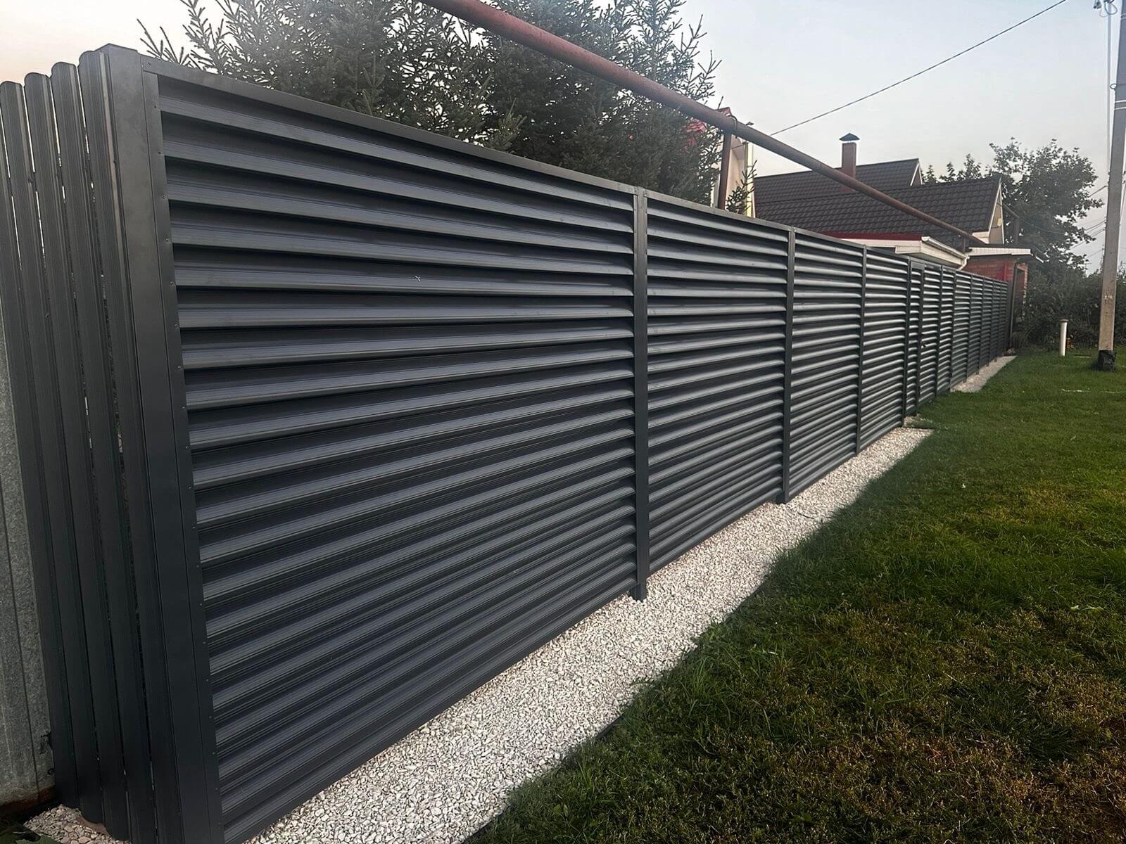 Забор из ламелей Еврожалюзи 26м RAL7024/7024 Серый Графит двусторонний фото 4 в Твери