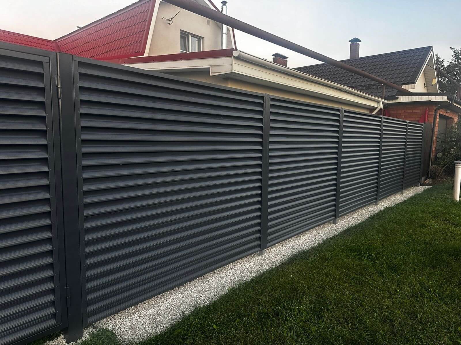 Забор из ламелей Еврожалюзи 26м RAL7024/7024 Серый Графит двусторонний фото 3 в Твери