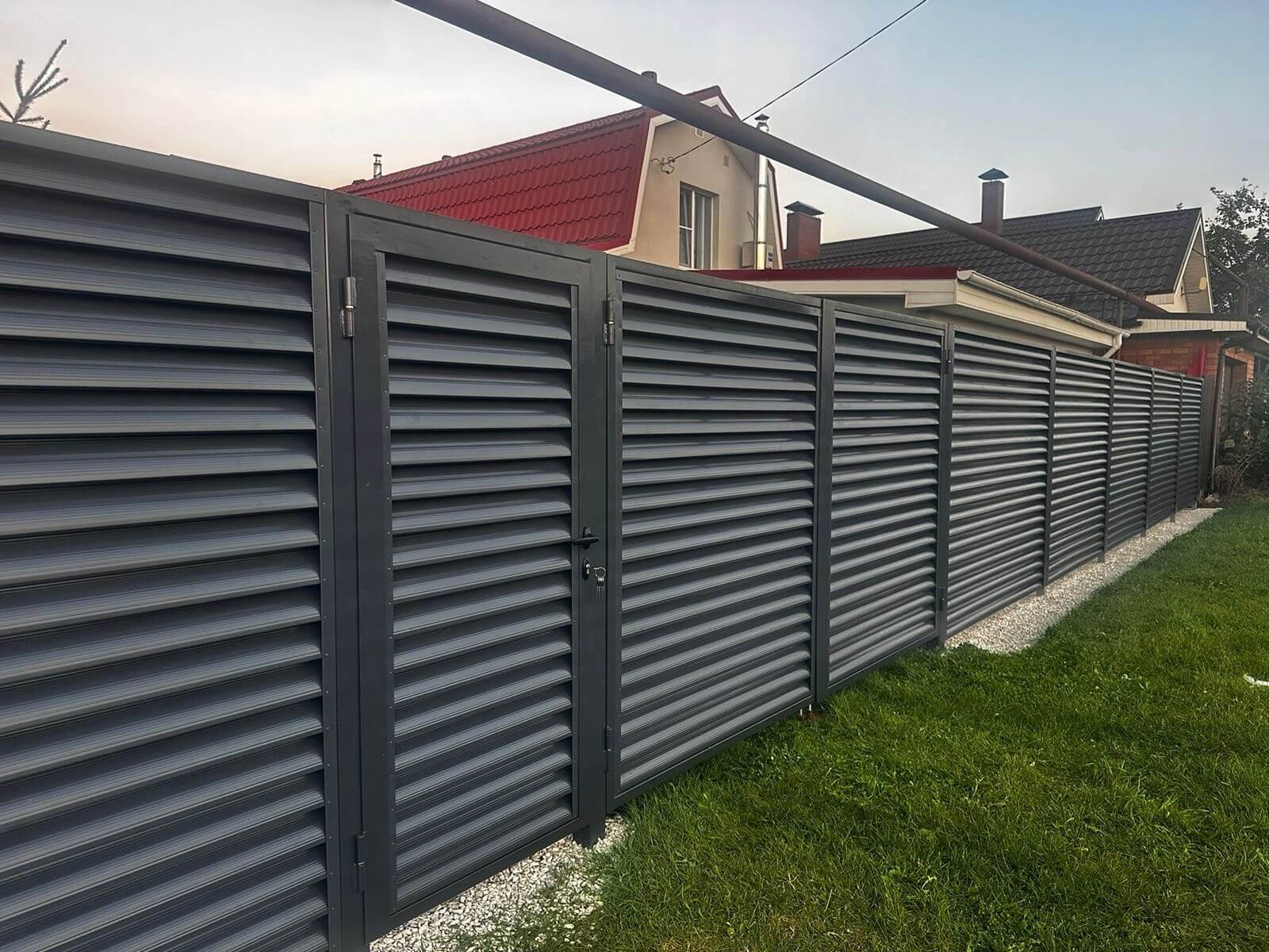 Забор из ламелей Еврожалюзи 26м RAL7024/7024 Серый Графит двусторонний фото 1 в Твери