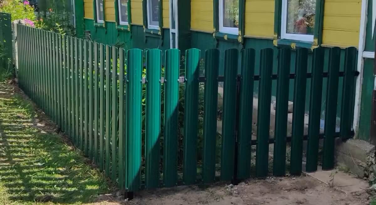 Заборчик из Евроштакетника 8м RAL6005/6005 Зеленый Мох двусторонний в Твери