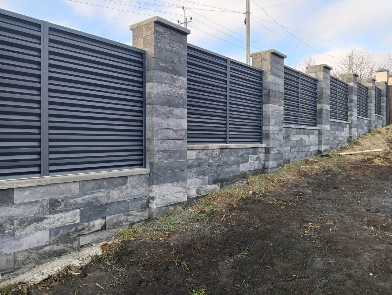 Забор-жалюзи из ламелей Елочка 72м RAL7024/7024 Серый Графит двусторонний МАТТЕ фото 4 в Твери