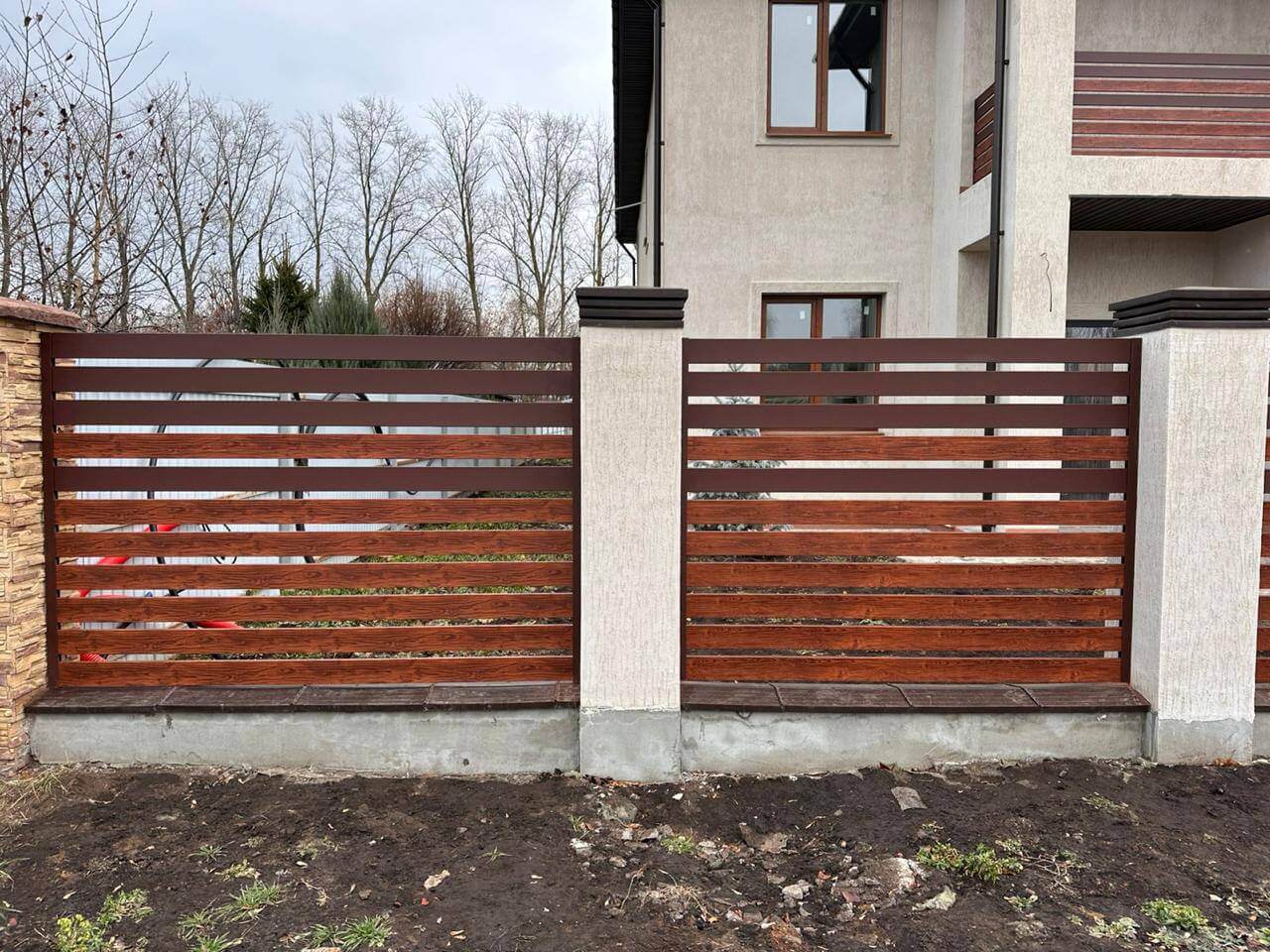 Забор-ранчо из металлопланкена 10м RAL8017 Шоколад МАТТЕ + Темное Дерево (Printech) фото 4 в Твери