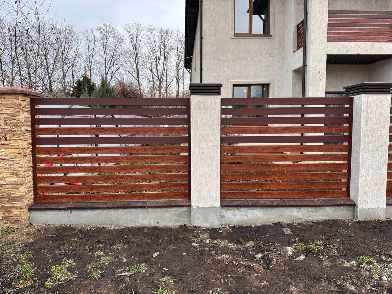 Забор-ранчо из металлопланкена 10м RAL8017 Шоколад МАТТЕ + Темное Дерево (Printech) фото 2 в Твери