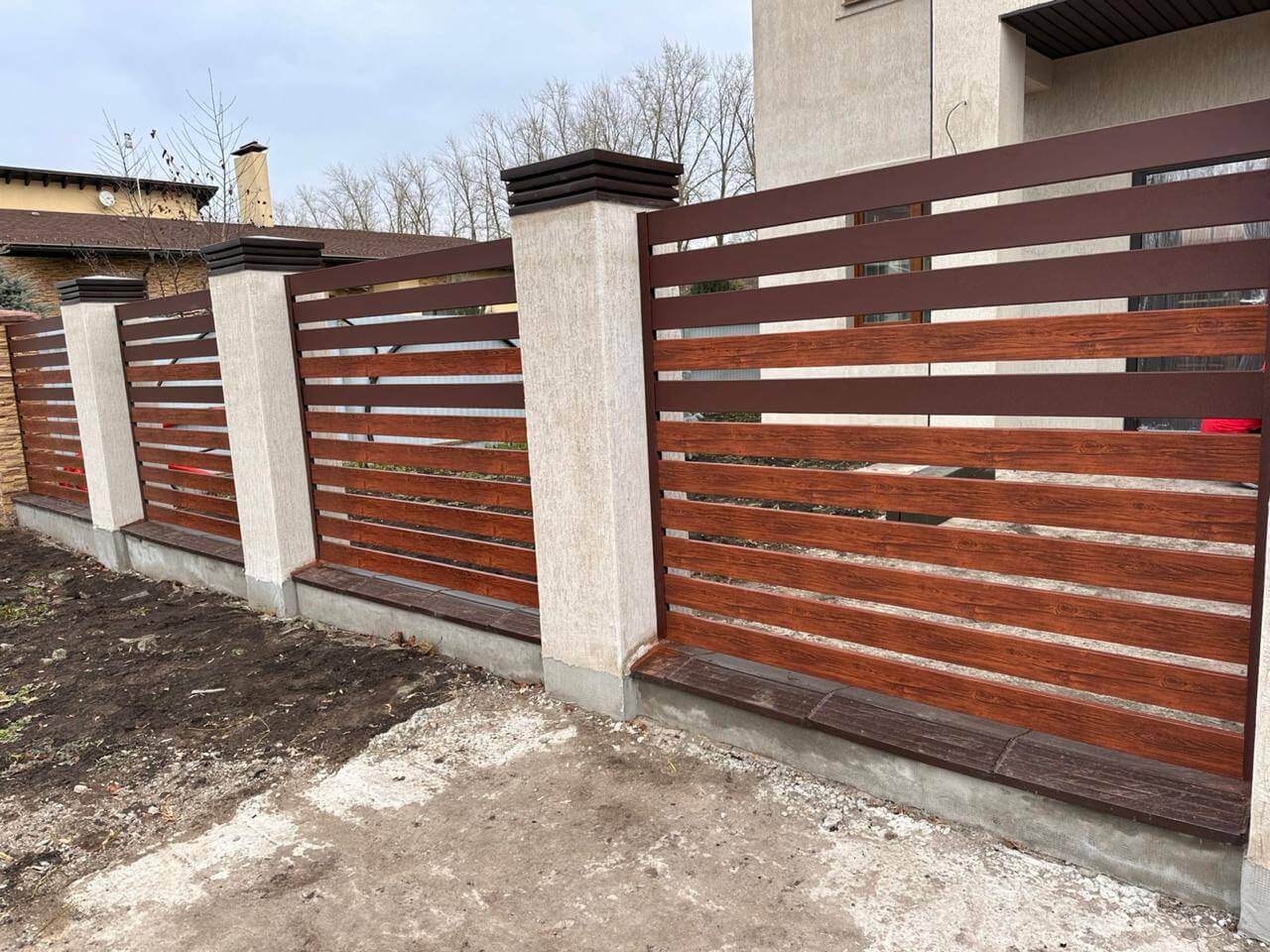 Забор-ранчо из металлопланкена 10м RAL8017 Шоколад МАТТЕ + Темное Дерево (Printech) в Твери