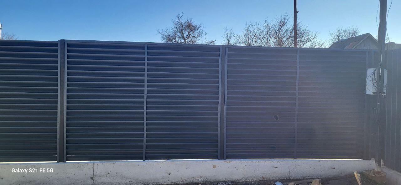 Забор из ламелей еврожалюзи 30м RAL7024/7024 Серый Графит двусторонний фото 6 в Твери