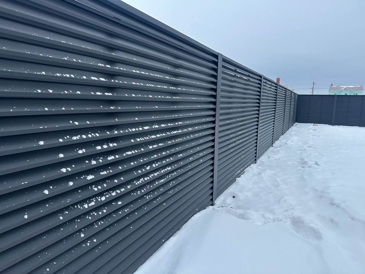 Забор-жалюзи из ламелей ЭКО-Z 130м RAL9005 Черный МАТТЕ в Твери