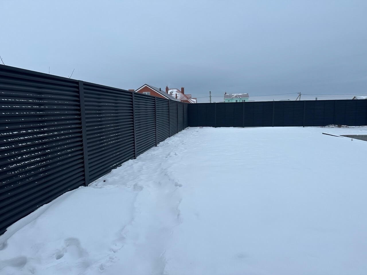 Забор-жалюзи из ламелей ЭКО-Z 130м RAL9005 Черный МАТТЕ фото 3 в Твери