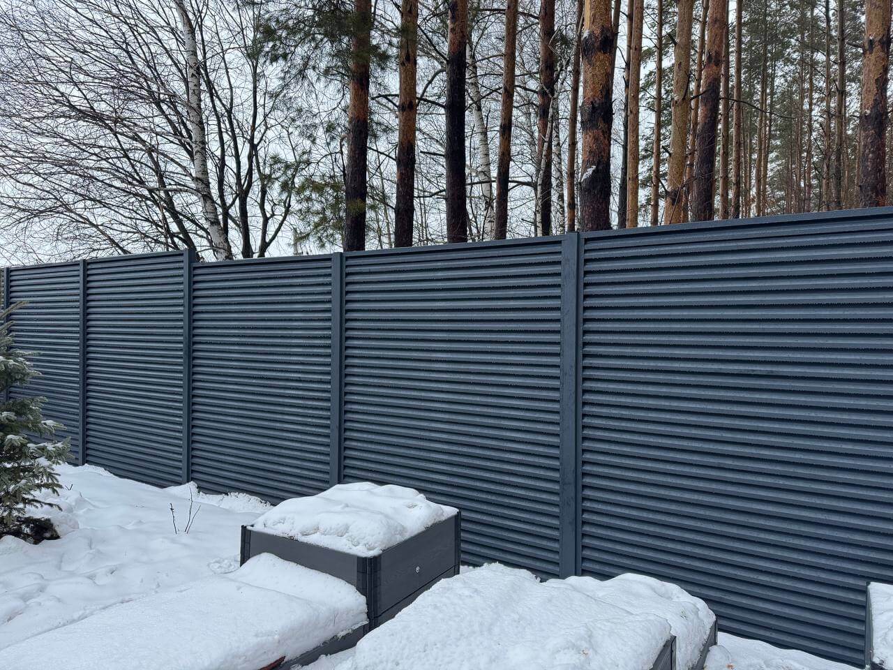Забор-жалюзи из ламелей ЭКО-Z-US 54м RAL7024/7024 Серый Графит двусторонний МАТТЕ фото 3 в Твери