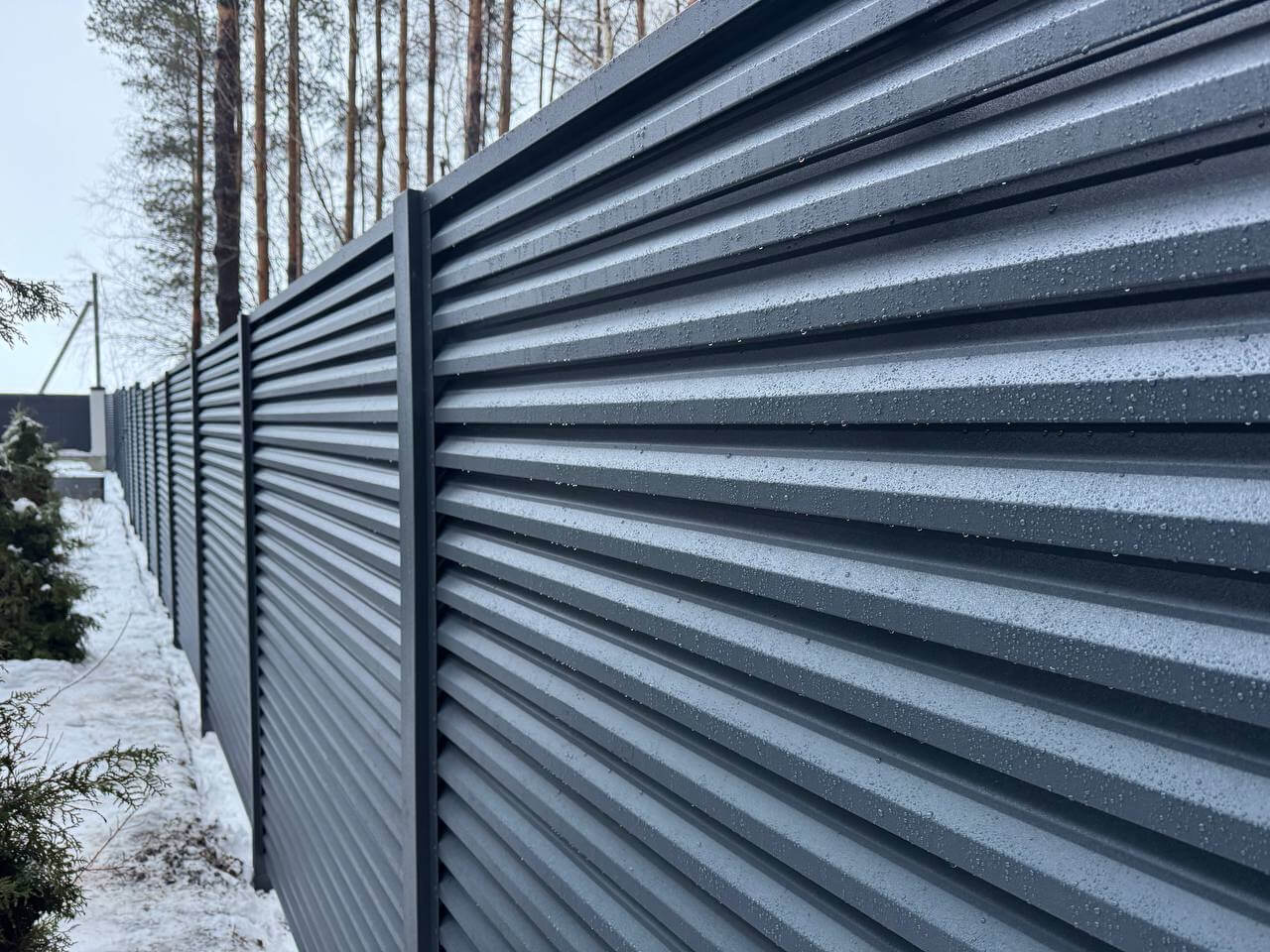 Забор-жалюзи из ламелей ЭКО-Z-US 54м RAL7024/7024 Серый Графит двусторонний МАТТЕ фото 2 в Твери