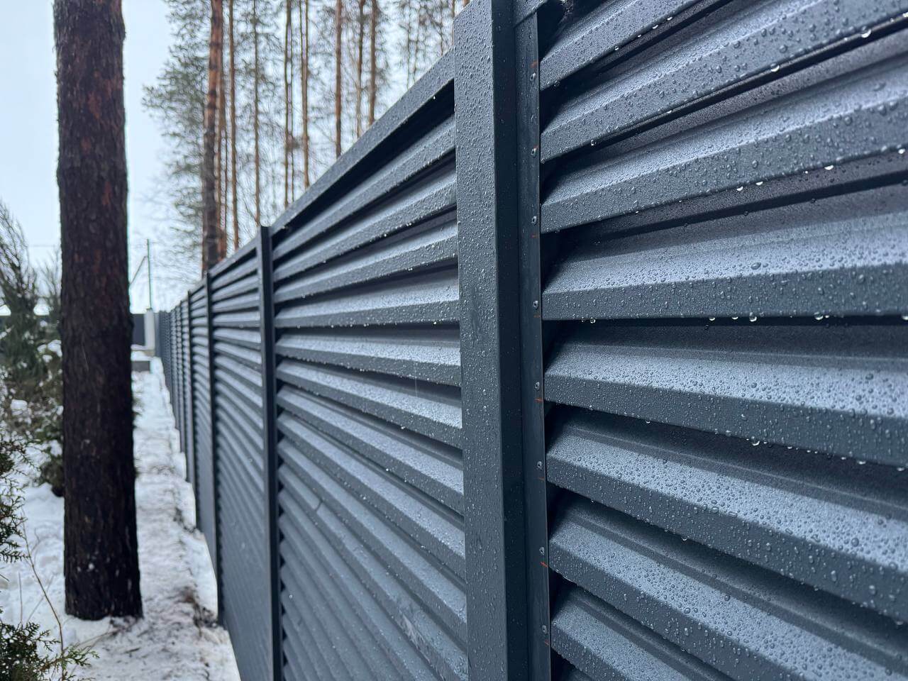 Забор-жалюзи из ламелей ЭКО-Z-US 54м RAL7024/7024 Серый Графит двусторонний МАТТЕ фото 1 в Твери