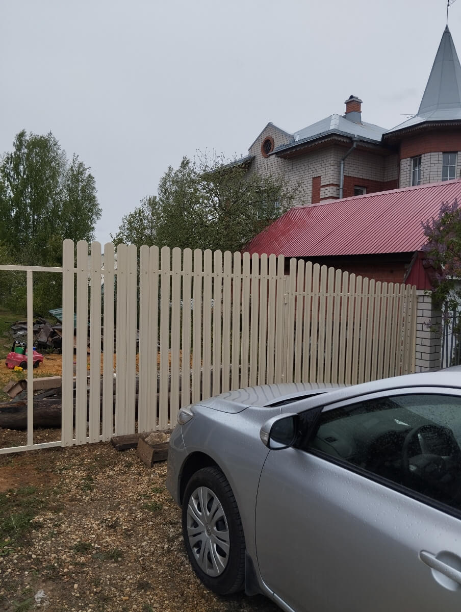 Забор из евроштакетника 9м RAL1015/1015 Слоновая Кость двусторонний фото 1 в Твери