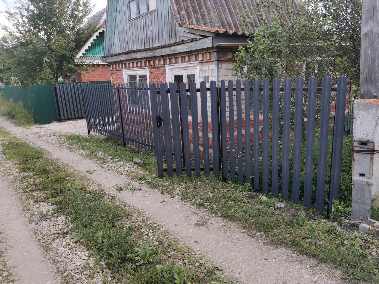 Забор из евроштакетника 7м RAL7024/7024 Серый Графит двусторонний фото 3 в Твери