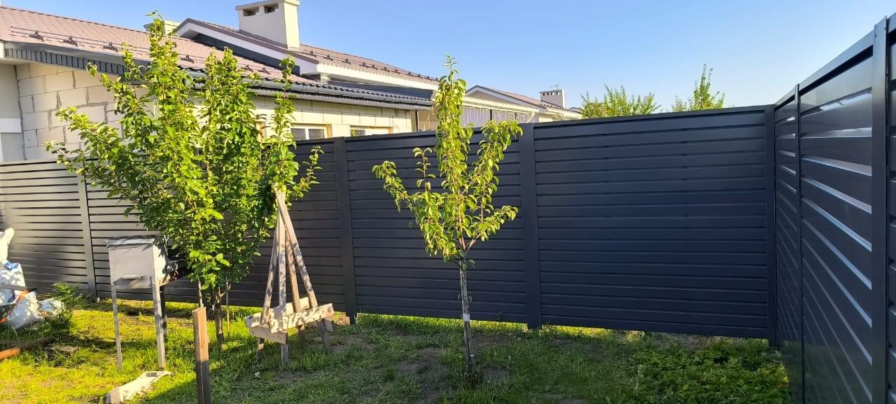Забор-жалюзи из ламелей Хай-Тек 62м RAL7024/7024 Серый Графит двусторонний фото 4 в Твери