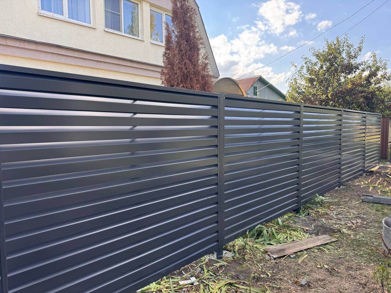 Забор-жалюзи из ламелей Хай-Тек 26м RAL7024/7024 Серый Графит двусторонний в Твери