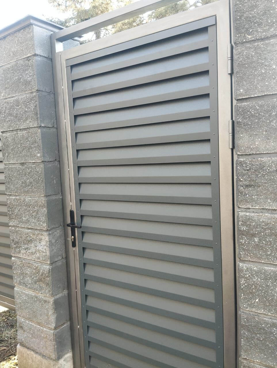 Откатные ворота с калиткой из ламелей Реснички RAL7024/7024 Серый Графит двусторонний МАТТЕ фото 2 в Твери