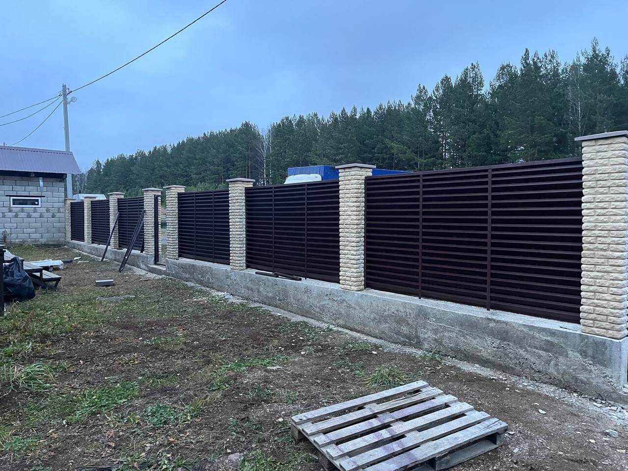 Забор-жалюзи из ламелей ЭКО-Z 18м RAL8017/8017 Шоколад двусторонний фото 3 в Твери