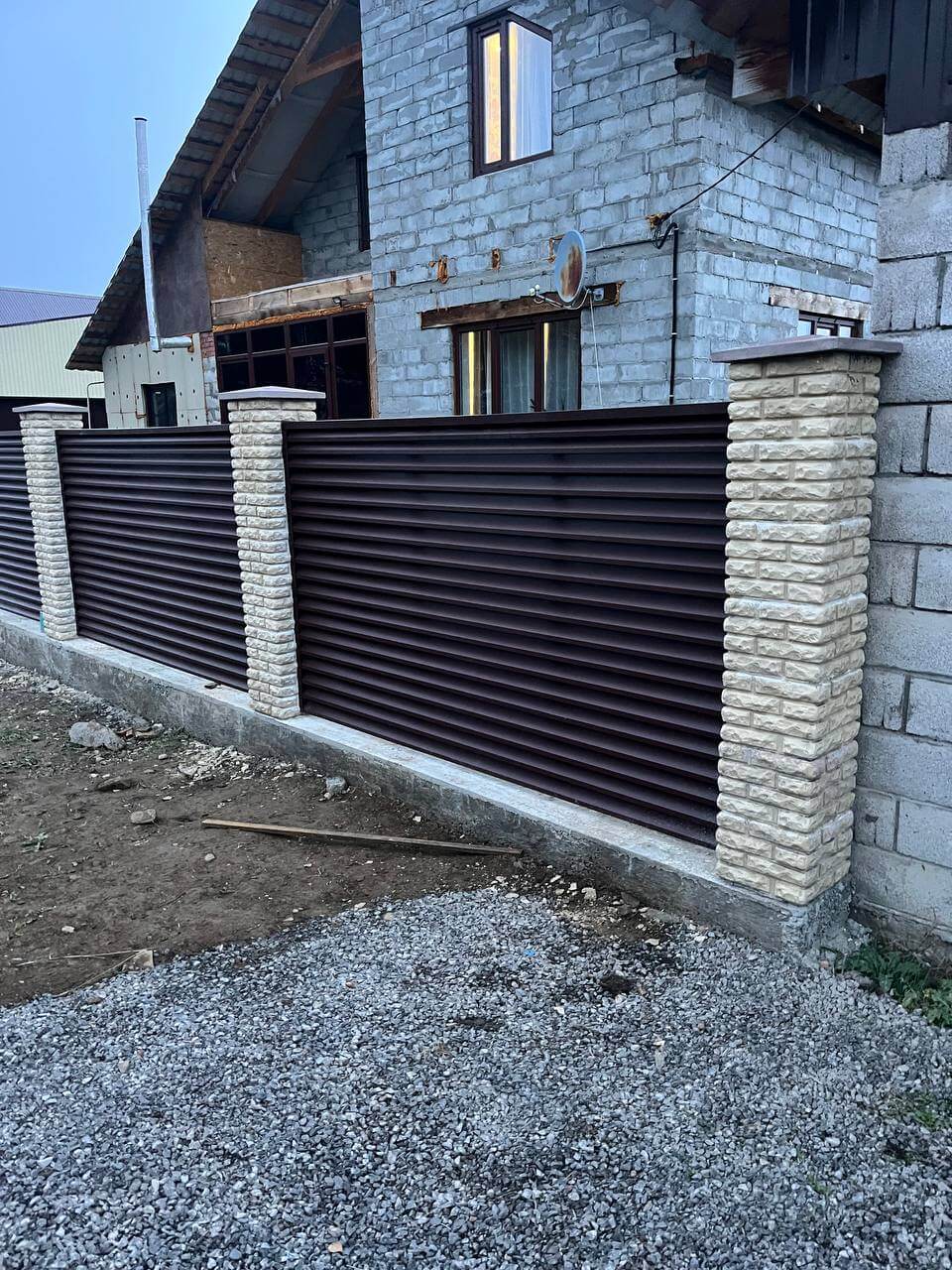 Забор-жалюзи из ламелей ЭКО-Z 18м RAL8017/8017 Шоколад двусторонний фото 2 в Твери