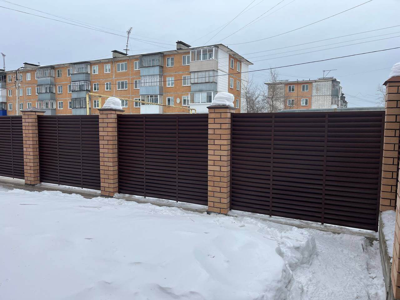 Забор-жалюзи из ламелей ЭКО-Z 87м RAL8017/8017 Шоколад двусторонний МАТТЕ фото 17 в Твери