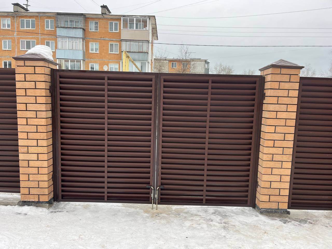 Забор-жалюзи из ламелей ЭКО-Z 87м RAL8017/8017 Шоколад двусторонний МАТТЕ фото 9 в Твери