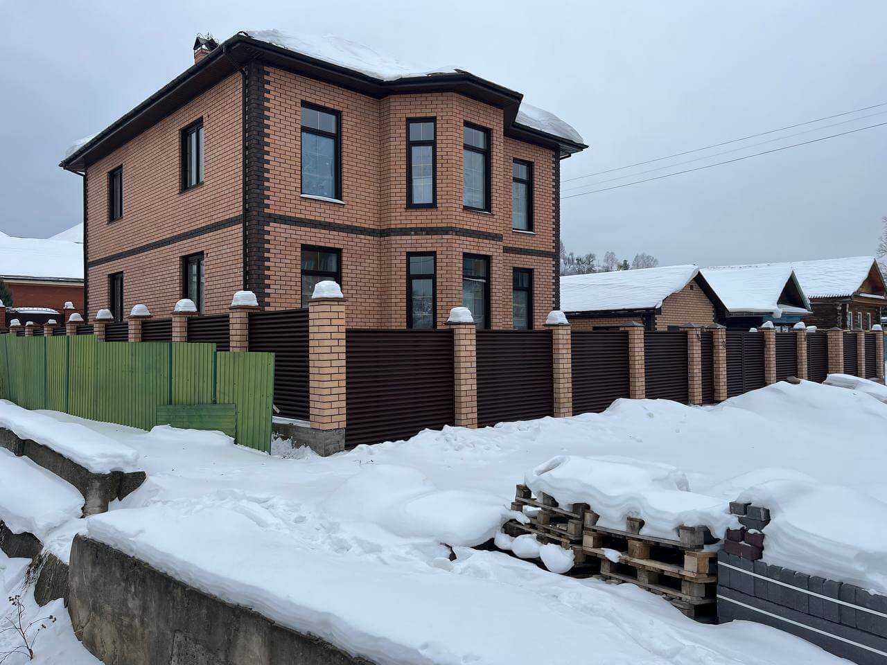 Забор-жалюзи из ламелей ЭКО-Z 87м RAL8017/8017 Шоколад двусторонний МАТТЕ фото 12 в Твери
