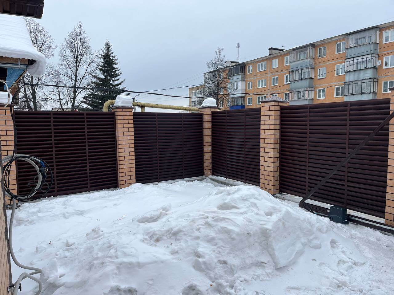 Забор-жалюзи из ламелей ЭКО-Z 87м RAL8017/8017 Шоколад двусторонний МАТТЕ фото 11 в Твери